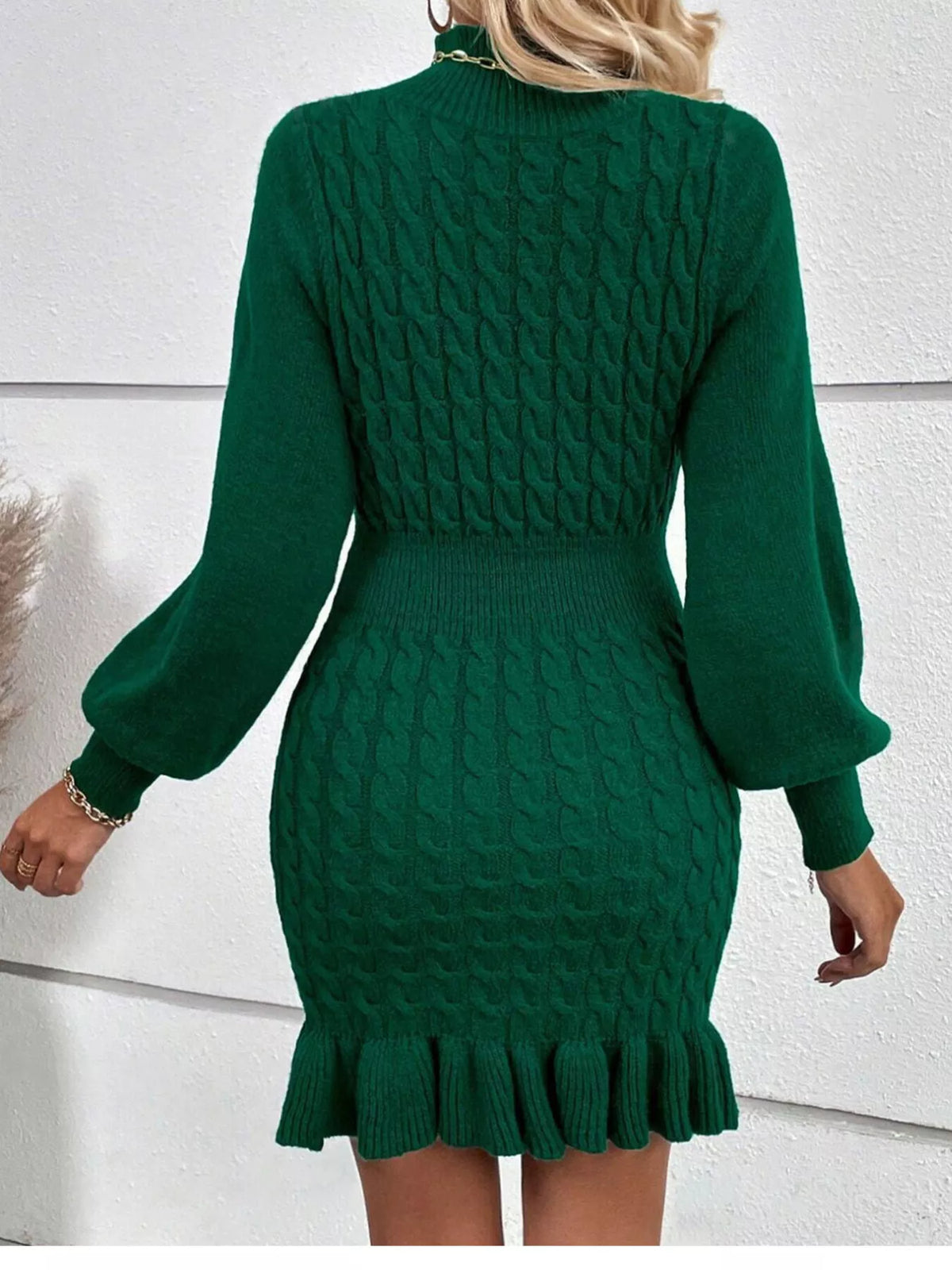 Abito maglione a trecce con collo alto e orlo a balze