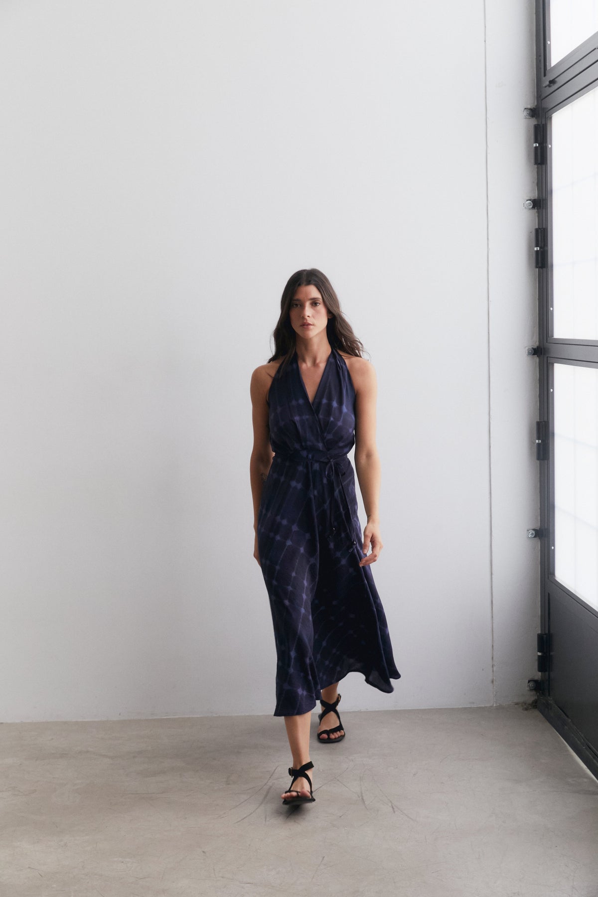 Vestido halter estampado azul marino