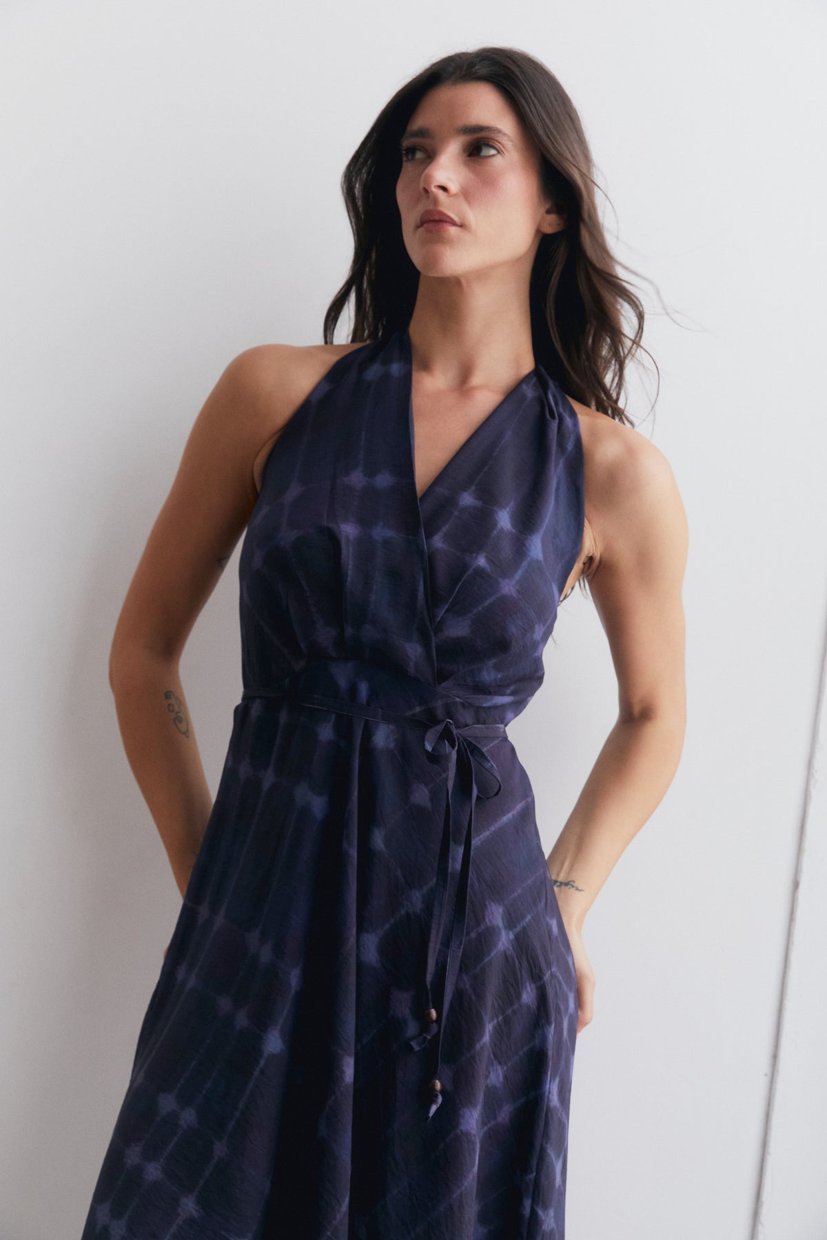 Vestido halter estampado azul marino