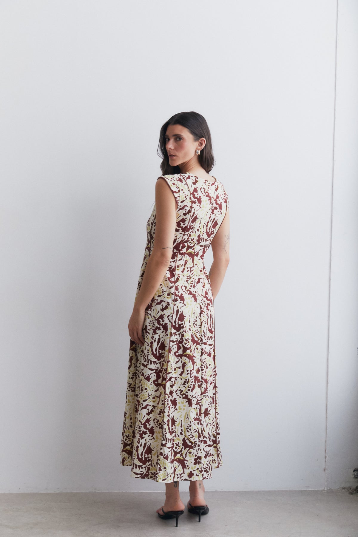 Vestido midi estampado con vivos marrón