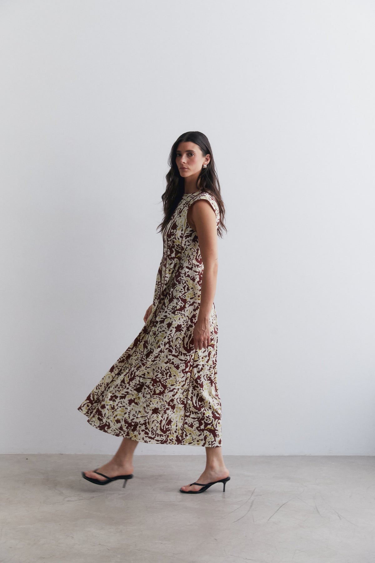 Vestido midi estampado con vivos marrón