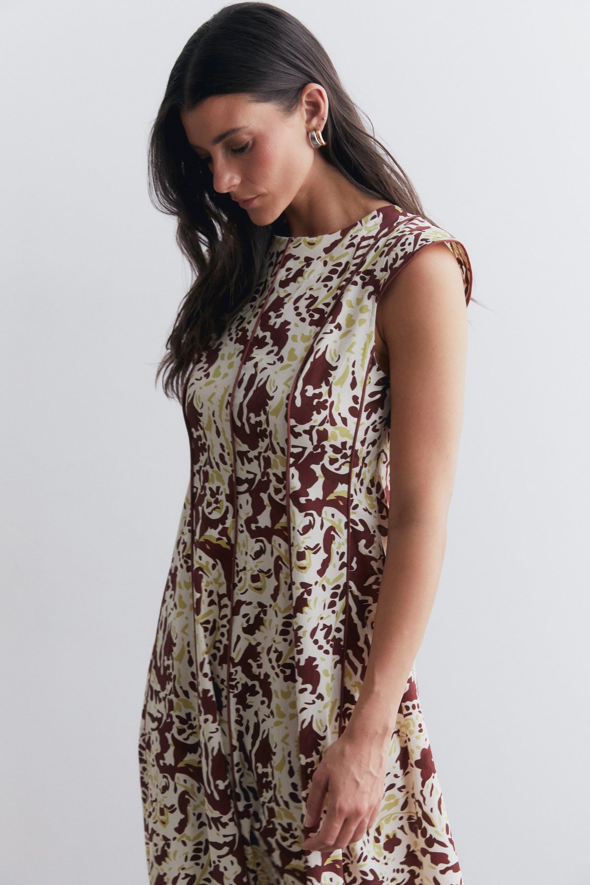 Vestido midi estampado con vivos marrón