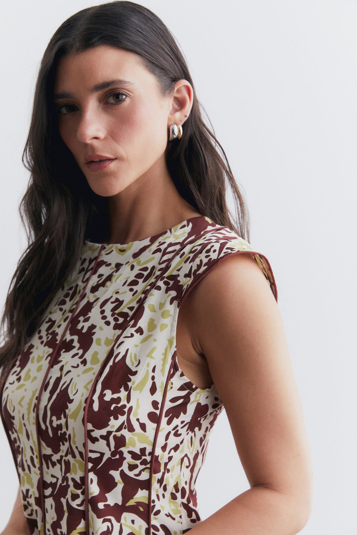Vestido midi estampado con vivos marrón