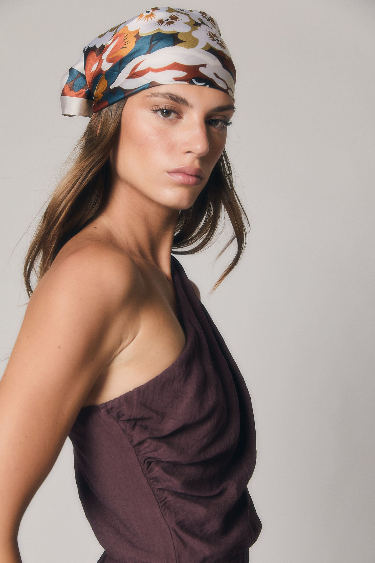 Vestido midi de un hombro berenjena