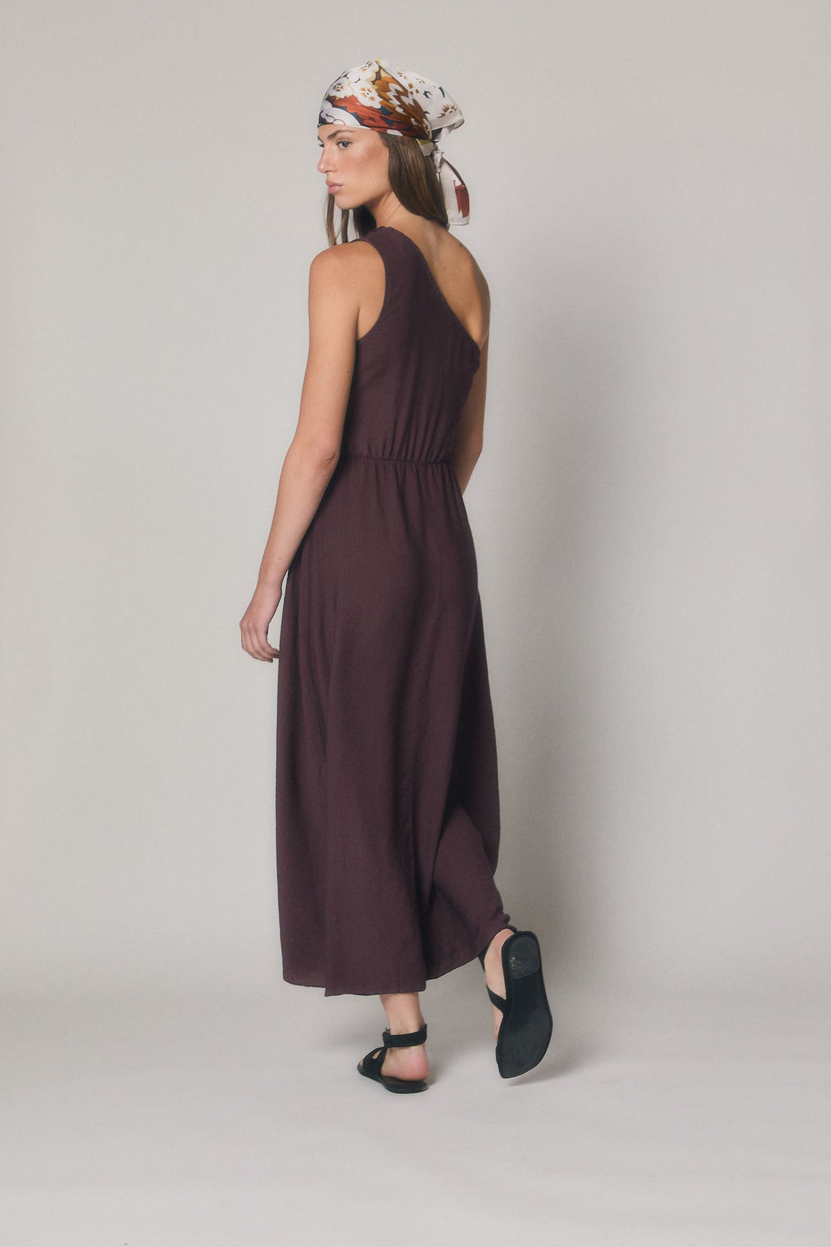 Vestido midi de un hombro berenjena