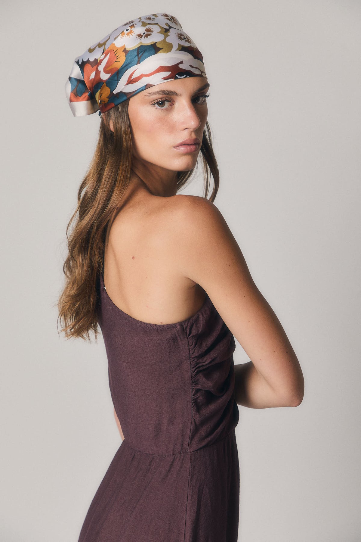 Vestido midi de un hombro berenjena